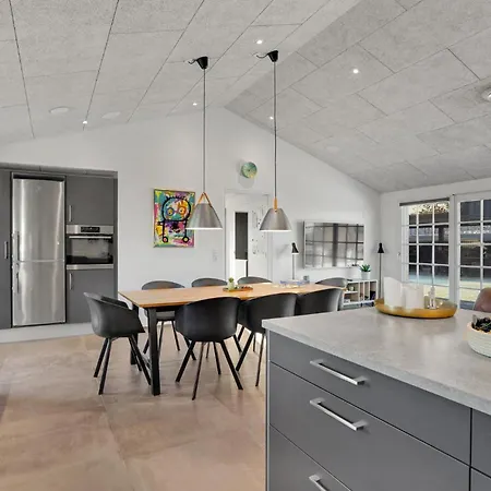 Stunning In With Kitchen בלבאנד